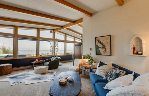 Point Roberts Cottage | Point Roberts Cottage w/Ocean Views + Hot Tub!