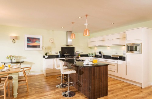 Winnard's Perch House | PointBreak Sleeps 12 & hot tub-Great for large groups!