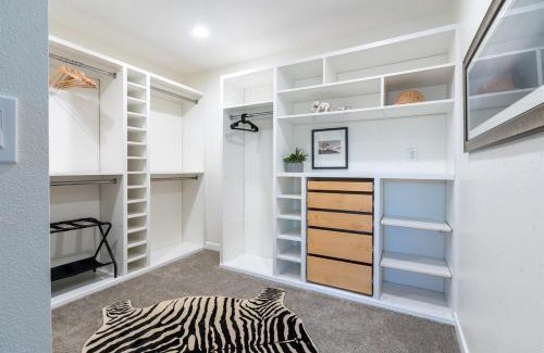 North Clairemont House | Poker and Golf Club, Stream movies & Sports