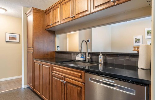 East Kootenay Apartment | Polar Peaks Hot Tub Pool Gas Fireplace