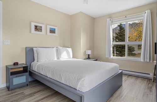East Kootenay Apartment | Polar Peaks Hot Tub Pool Gas Fireplace