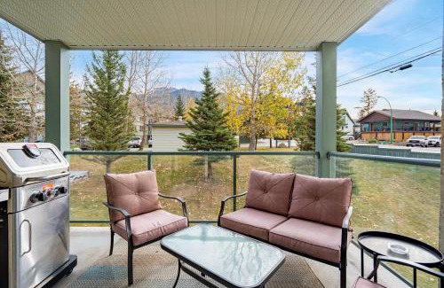 East Kootenay Apartment | Polar Peaks Hot Tub Pool Gas Fireplace