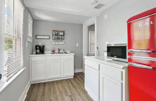 Springfield Apartment | Polished 1-Bedroom Haven on 10th Street