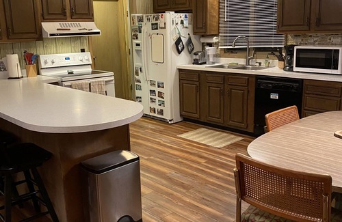 Central Lake Cottage | Polski Cottages on Intermediate Lake