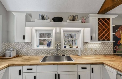 Weaverville Apartment | Pond and Hot Tub and Firepit Retreat