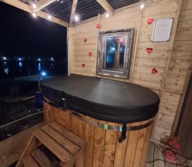 County Laois Bed & Breakfast | Pond Beach Hazel with hot tub