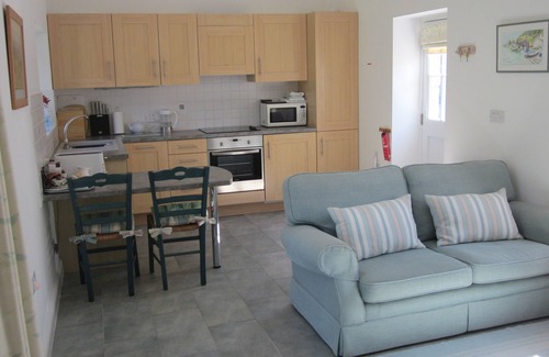 Helford Passage Cottage | Pond Cottage - luxury cottage with sea views over a wooded valley