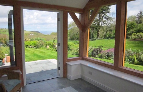 Helford Passage Cottage | Pond Cottage - luxury cottage with sea views over a wooded valley