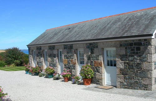 Helford Passage Cottage | Pond Cottage - luxury cottage with sea views over a wooded valley