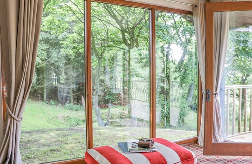 Great Fryup Dale Cottage | POND FARM WOODLANDS, pet friendly, with hot tub in Ugthorpe
