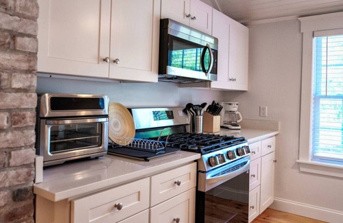 Yarmouth Port House | Pond front Home close to Yarmouth & Dennis Beaches
