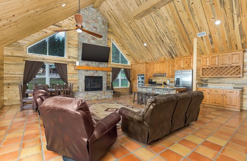 Bayfield House | Pond Property with Mountain Views walking distance to food and minutes to Vallecito Lake and close to Durango (train/Mesa Verde and Million Dollar HWY)