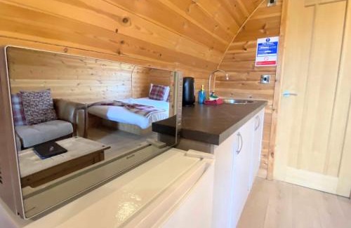 Kelty Villa | Pond View Pod 1 with Outdoor Hot Tub - Fife - Loch Leven - Lomond Hills
