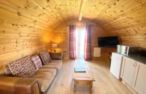 Kelty Villa | Pond View Pod 1 with Outdoor Hot Tub - Fife - Loch Leven - Lomond Hills