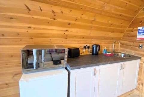 Kelty Villa | Pond View Pod 1 with Outdoor Hot Tub - Fife - Loch Leven - Lomond Hills