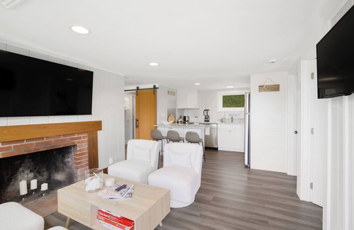 Chatham Cottage | Pond Views, Fire Pit, BBQ & AC