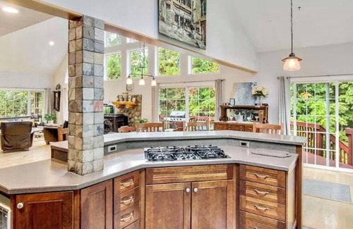 Williamsburg House | Pond Views, Horse Show, Casino, near Traverse