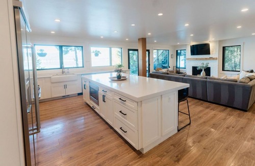 McCall House | Ponderosa Park Lake House - Private dock and beach!