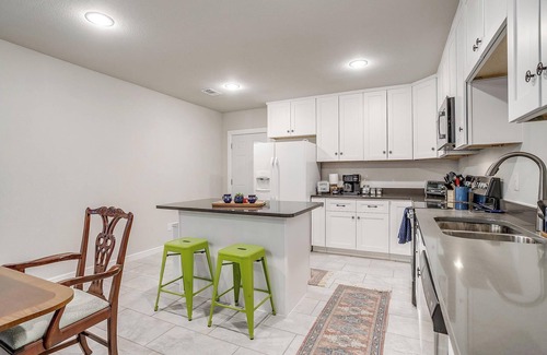 Chico House | Pondside Casts Grill, Kayaks & Trails