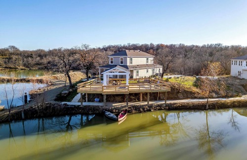 Chico House | Pondside Casts Grill, Kayaks & Trails