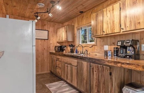 Custer Cabin | Pondside Lodge: Hottub + Sauna + Firepit + Game Room