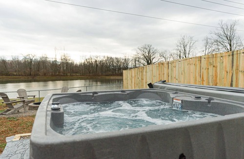 Hilliard House | Pondside Retreat 4BR w/Hot Tub & Pool Table & BBQ