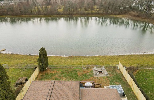 Hilliard House | Pondside Retreat 4BR w/Hot Tub & Pool Table & BBQ
