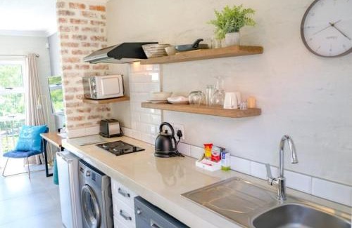 Parys Apartment | Pont de Val Riverside accommodation