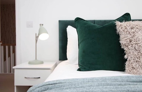 Coed-Y-Paen Apartment | Pontypool House by Mia Living (5 bedrooms, garden and parking)