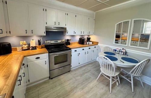 Beech Island House | Pool, $0 cleaning fee, covered parking, new bed