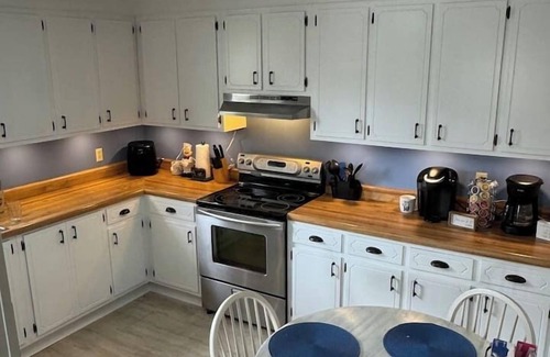 Beech Island House | Pool, $0 cleaning fee, covered parking, new bed