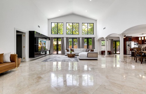 Olympia Heights House | Pool+2 King Bed+Central Location