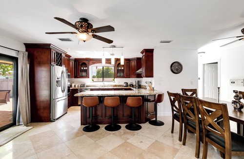 Olympia Heights House | Pool+2 King Bed+Central Location