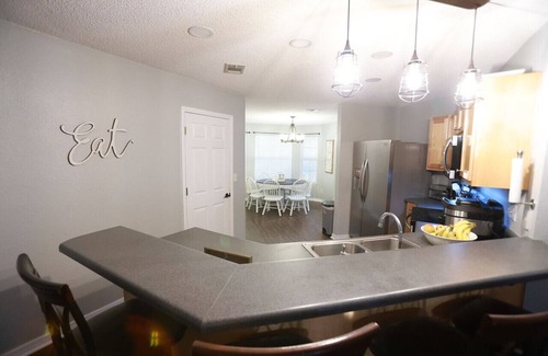 Milton House | Pool 2 King Beds Home Family Baby Ready Beach Gear Fire Pit