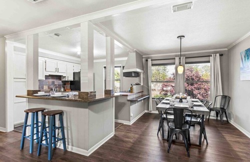 Northeast Pensacola House | POOL* 5 bed*Arcade * Fire Pit *PingPong *