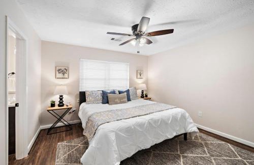 Deer Park House | Pool 5 Star Large Deer Park home Super Host
