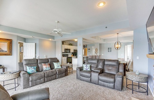 Lakeland Apartment | Pool Access at Waterfront Lake Ozarks Rental!
