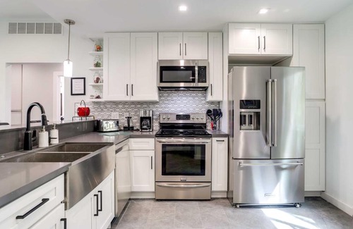 Palm Springs Apartment | Pool Access Golf Course Condo in Cathedral City!