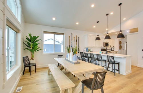 Sweetwater Cottage | Pool Access & Lake Views: Modern Garden City Home