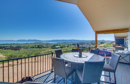 Sweetwater Cottage | Pool Access & Lake Views: Modern Garden City Home