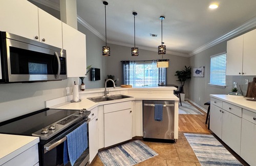 Three Oaks House | Pool, Amenities, Close to Shopping, Entertainment & more at Robs Gulf Retreat!