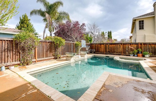 Brentwood Apartment | Pool and Hot Tub Access Brentwood Getaway!
