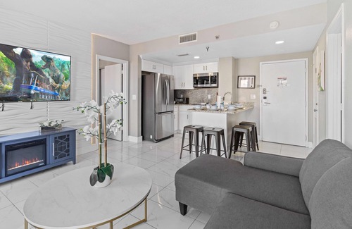 Florida Center Condo | Pool and lake view! Near Universal and I-Drive!