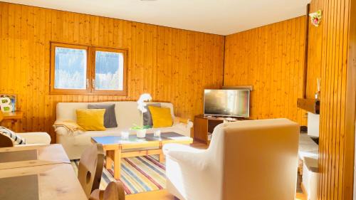 San Bernardino Apartment | Pool and Sauna! San Bernardino 3-Bedroom Apartment with Free Parking and Wifi, Netflix Account Available!