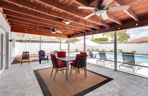 Hunt Club House | Pool and Screened-In Patio Tropical Florida Abode