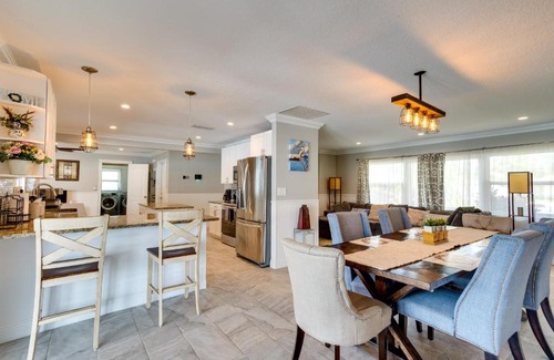 Hunt Club House | Pool and Screened-In Patio Tropical Florida Abode