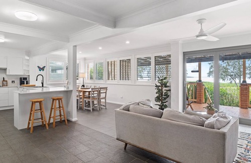 Killarney Vale House | Pool and Spa on the Lakefront with Suite Studio