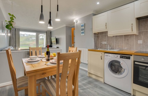 Mawgan Porth Apartment | Pool and Valley View