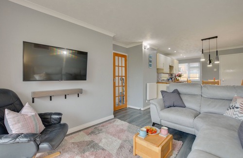 Mawgan Porth Apartment | Pool and Valley View