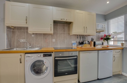 Mawgan Porth Apartment | Pool and Valley View